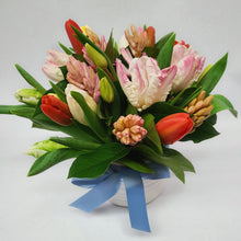 Load image into Gallery viewer, Vase Arrangement