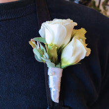 Load image into Gallery viewer, Floral Boutonnière