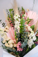 Load image into Gallery viewer, Mixed Fresh and Dried Floral Bouquet