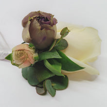 Load image into Gallery viewer, Floral Boutonnière