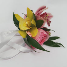 Load image into Gallery viewer, Floral Wrist Corsage