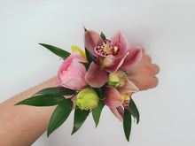 Load image into Gallery viewer, Floral Wrist Corsage