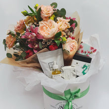 Load image into Gallery viewer, Small Gift Box With Fresh Flowers